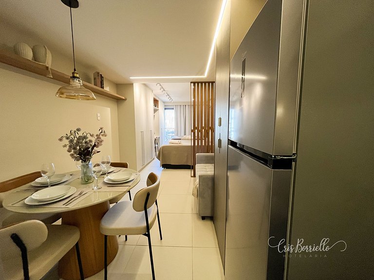 Studio central com piscina+wifi em 6X sem juros