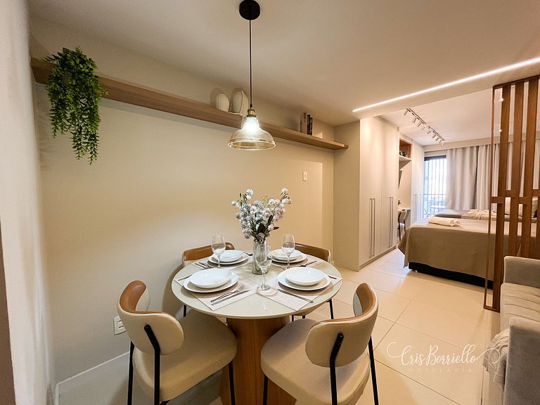 Studio central com piscina+wifi em 6X sem juros