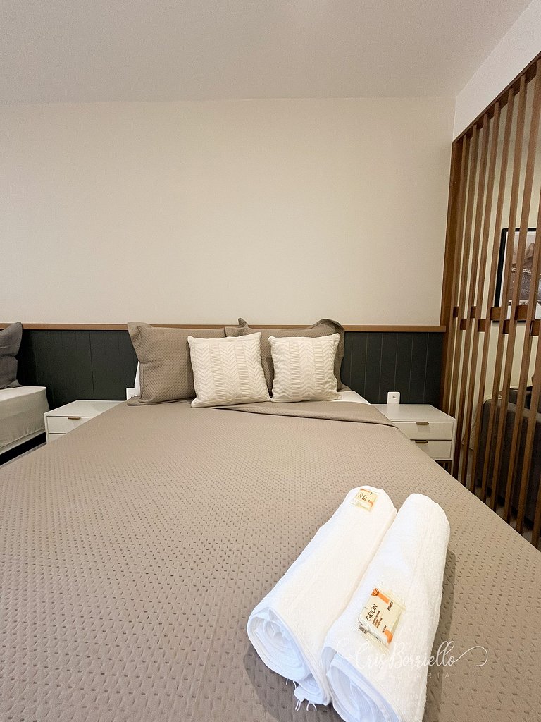 Studio central com piscina+wifi em 6X sem juros