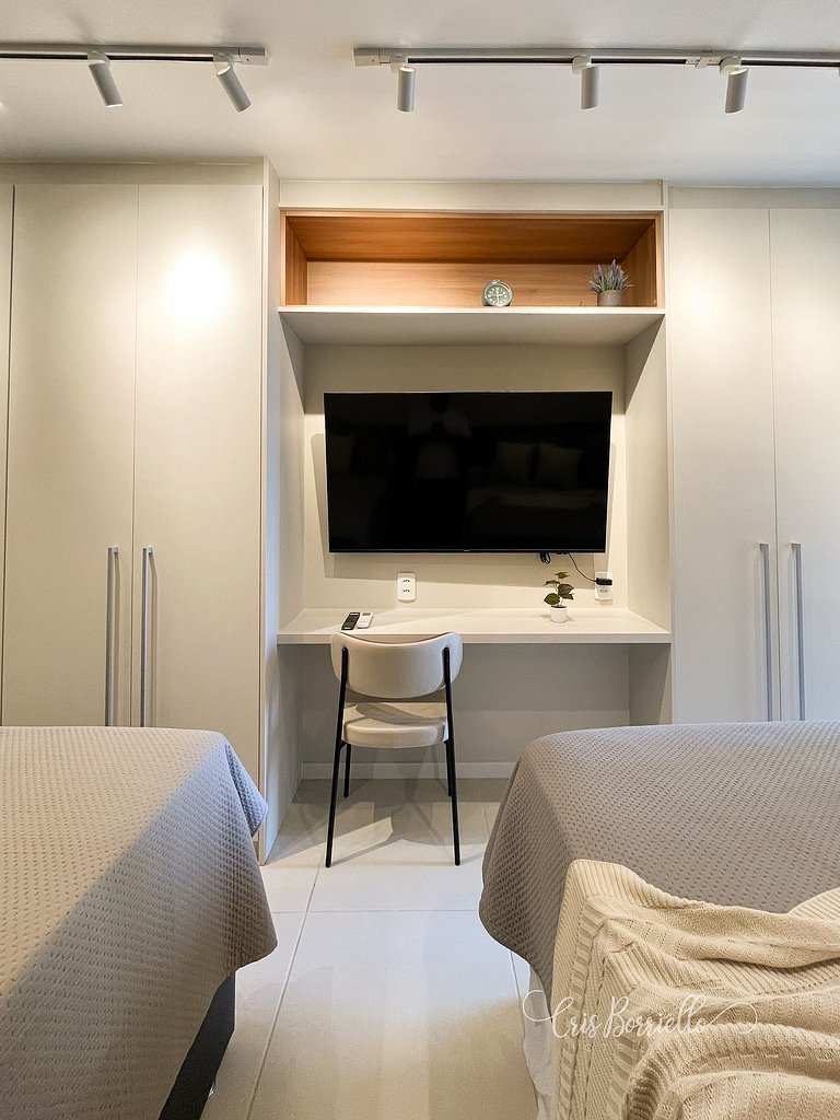 Studio central com piscina+wifi em 6X sem juros