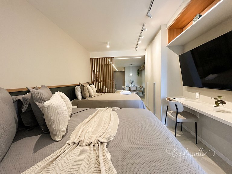 Studio central com piscina+wifi em 6X sem juros