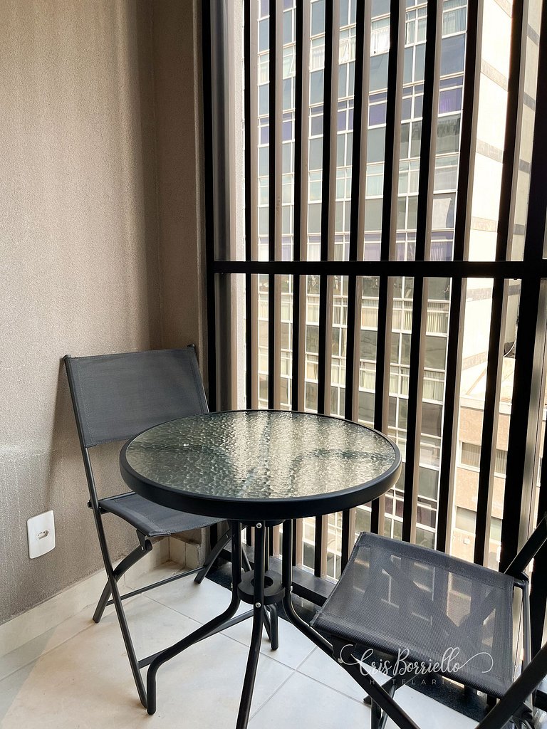 Studio central com piscina+wifi em 6X sem juros