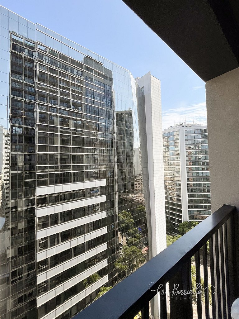 Studio central com piscina+wifi em 6X sem juros