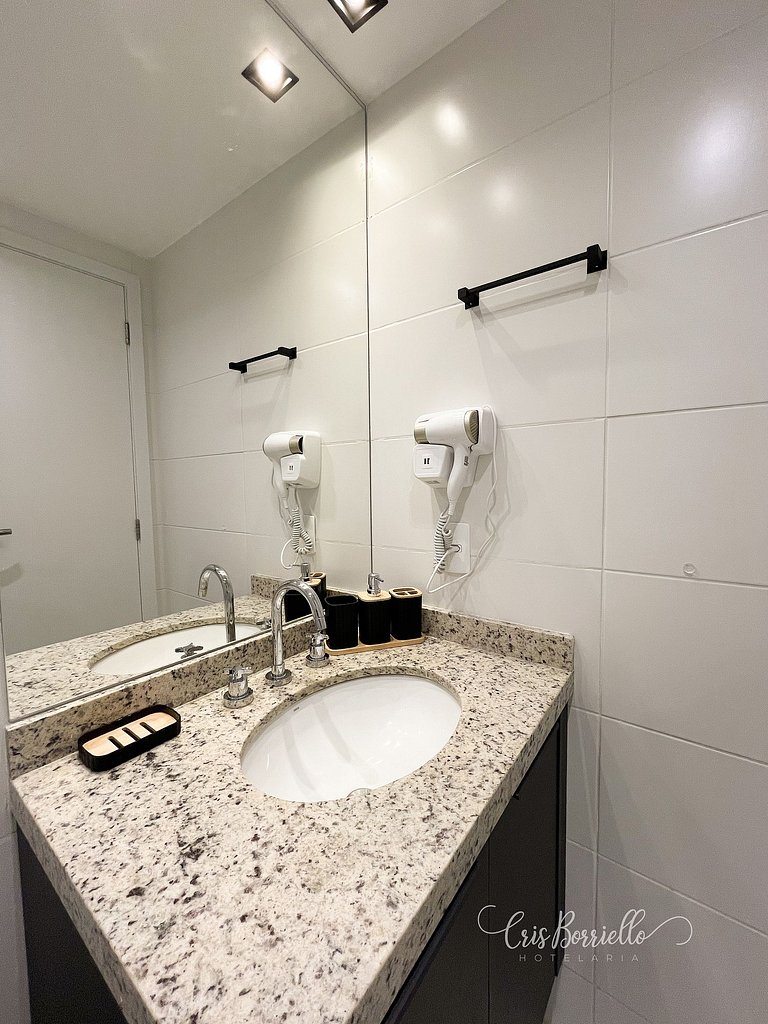 Studio central com piscina+wifi em 6X sem juros