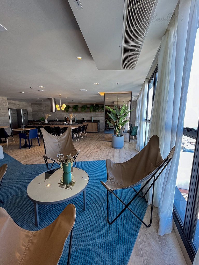 Studio central com piscina+wifi em 6X sem juros