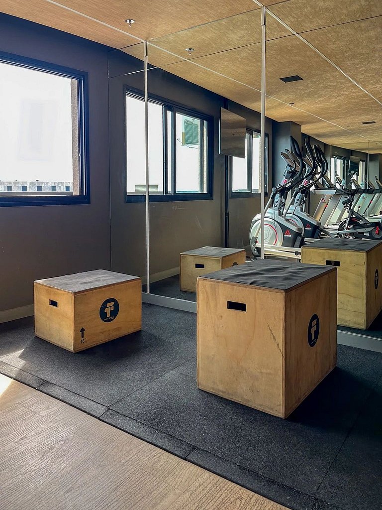 Estudio moderno com piscina e vista