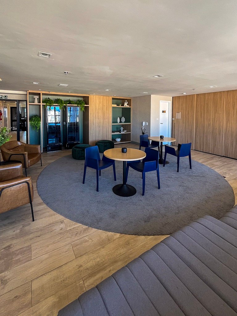 Estudio moderno com piscina e vista