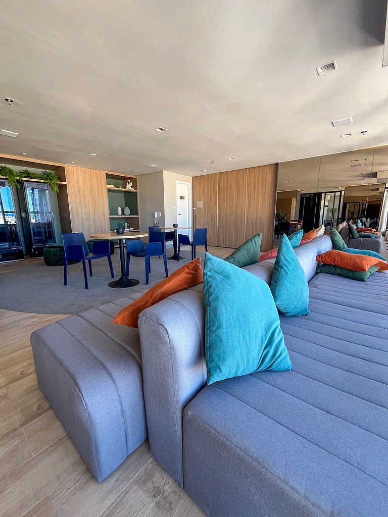 Estudio moderno com piscina e vista