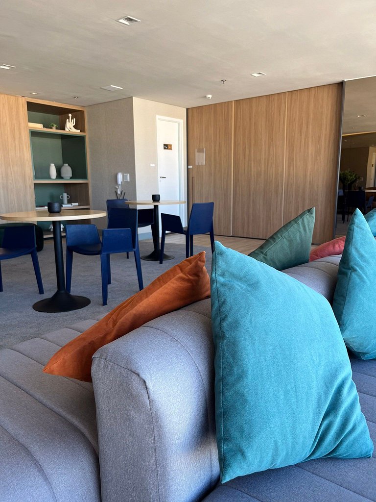 Estudio moderno com piscina e vista