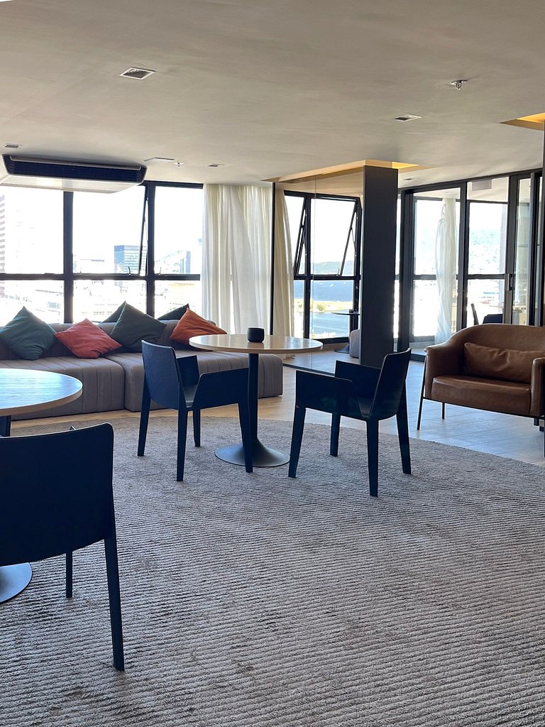 Estudio moderno com piscina e vista