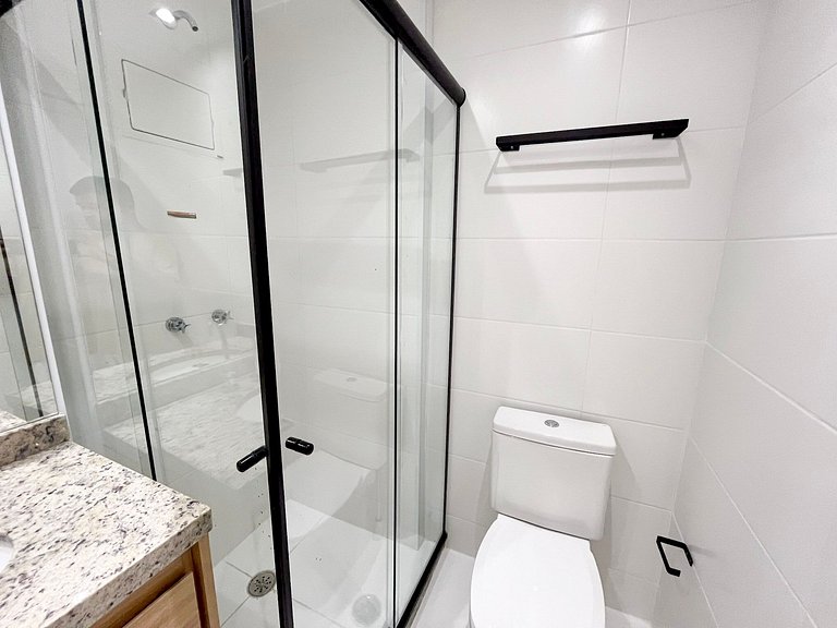 Estudio moderno com piscina e vista