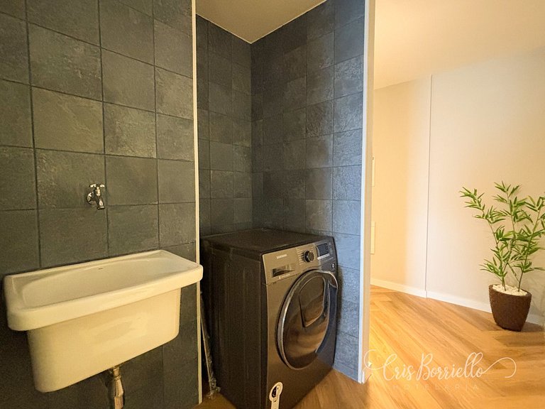 Estudio amplo com piscina e varanda
