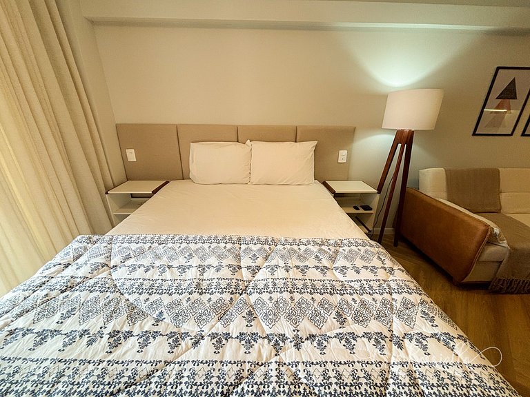 Estudio amplo com piscina e varanda