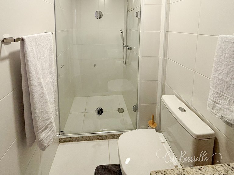 Estudio amplo com piscina e varanda