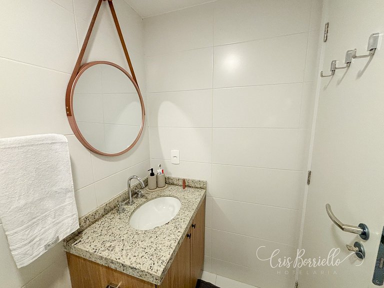 Estudio amplo com piscina e varanda
