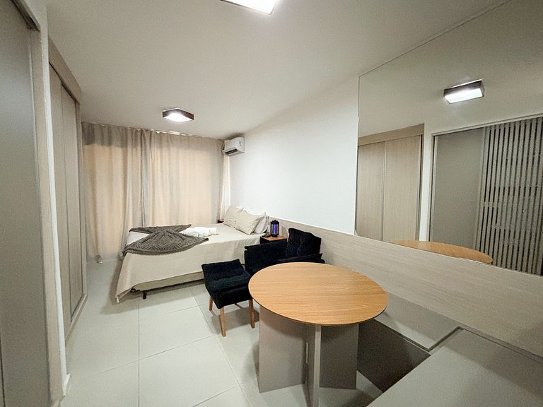 Estúdio com varanda no centro, piscina aquecida