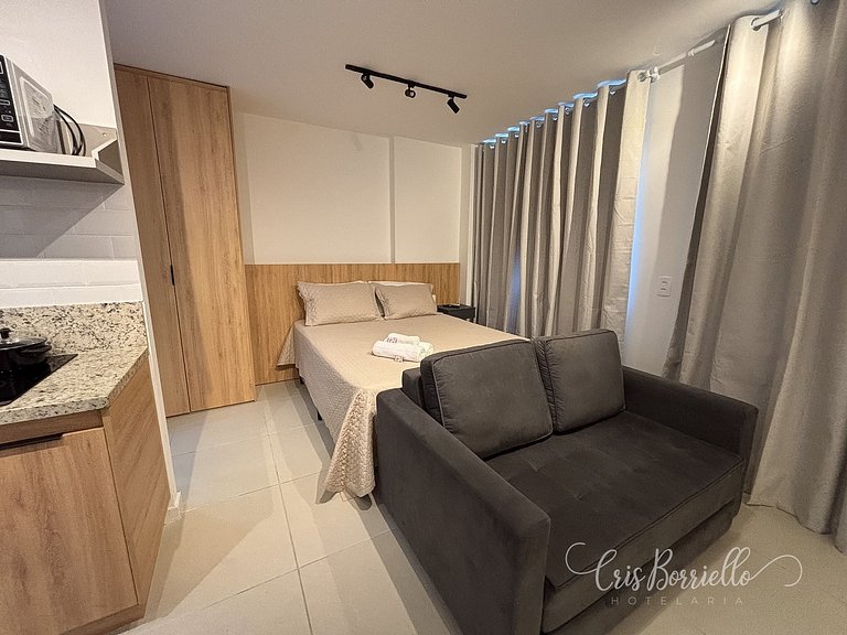 Estudio moderno com piscina e vista