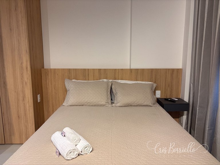 Estudio moderno com piscina e vista