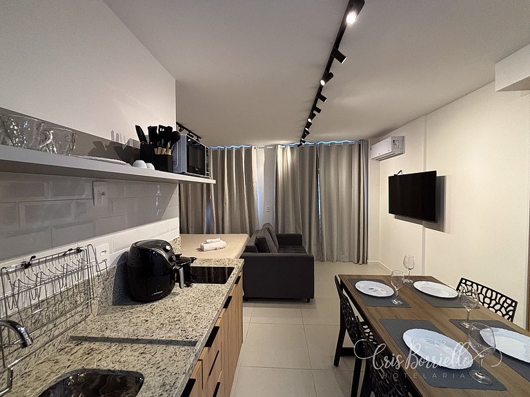 Estudio moderno com piscina e vista