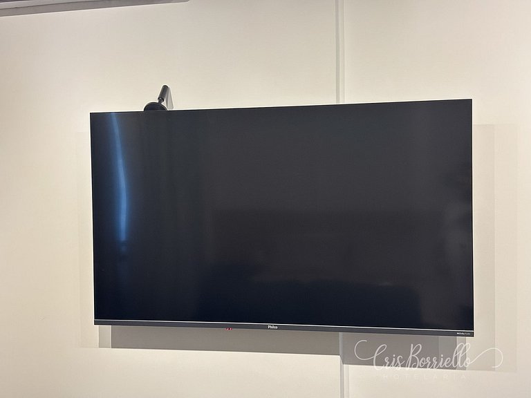 Estudio moderno com piscina e vista