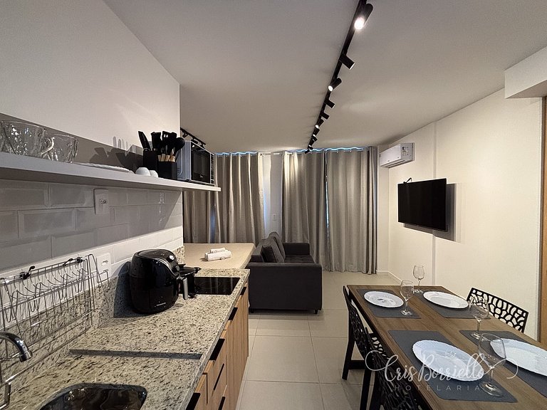 Estudio moderno com piscina e vista