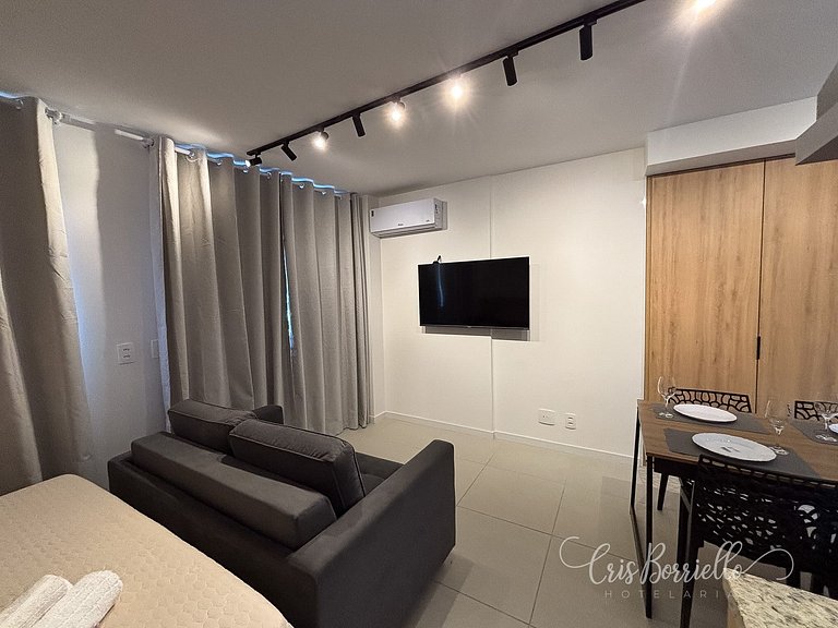 Estudio moderno com piscina e vista