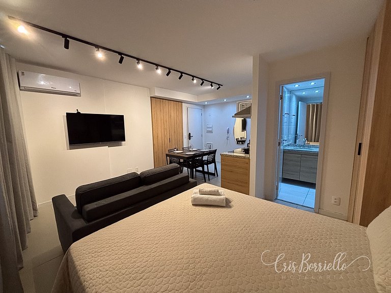 Estudio moderno com piscina e vista