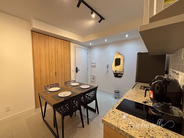 Estudio moderno com piscina e vista