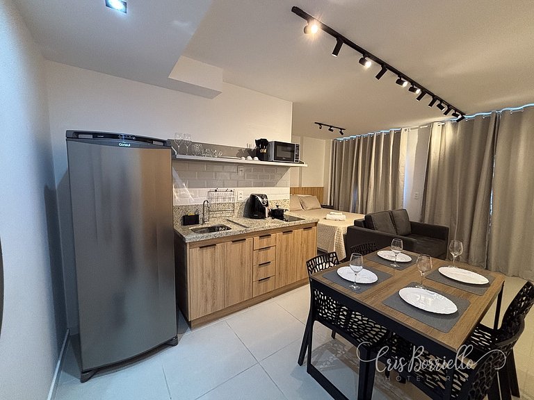 Estudio moderno com piscina e vista