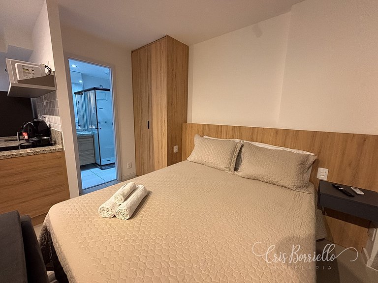 Estudio moderno com piscina e vista