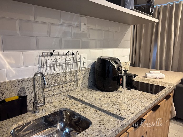 Estudio moderno com piscina e vista