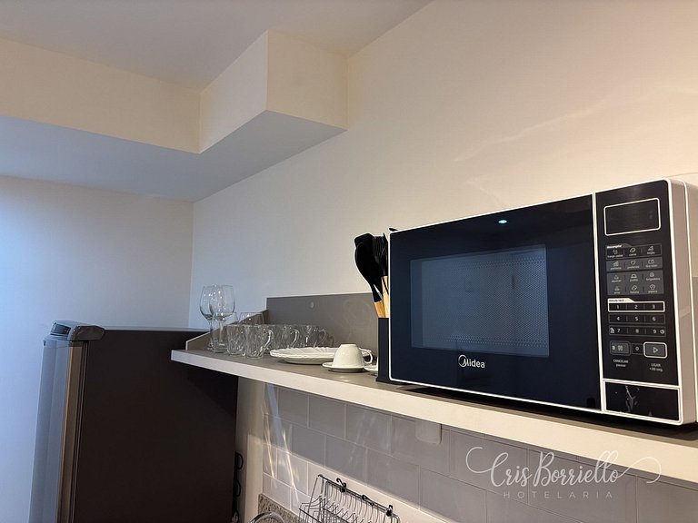 Estudio moderno com piscina e vista