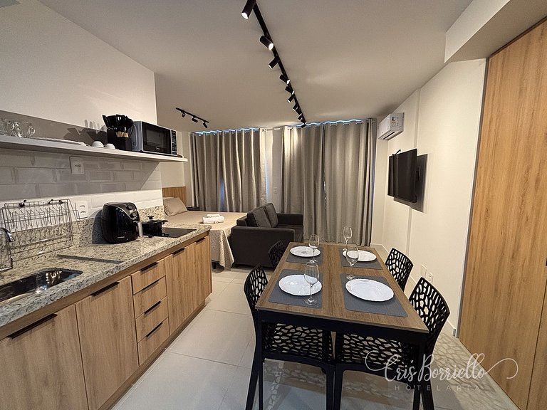 Estudio moderno com piscina e vista