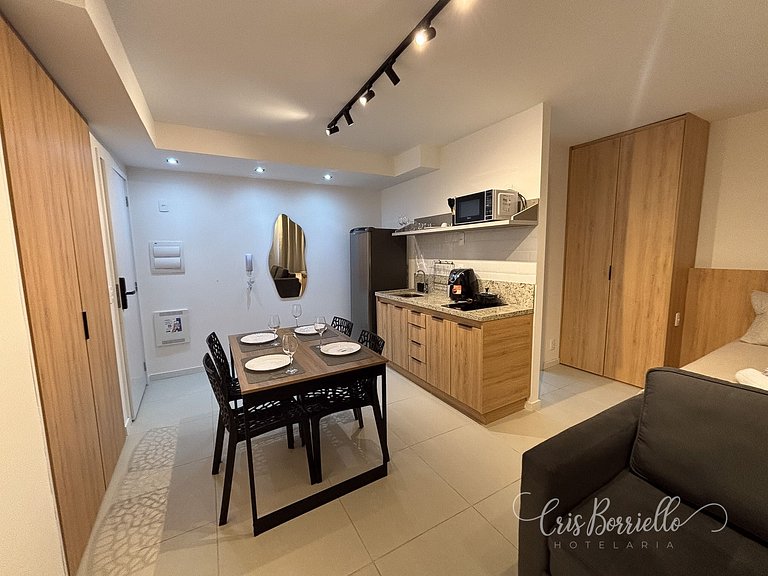 Estudio moderno com piscina e vista