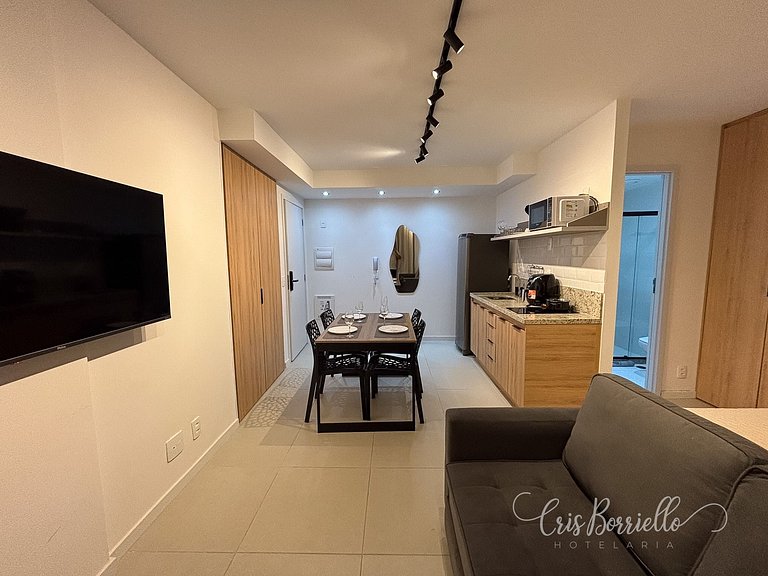 Estudio moderno com piscina e vista