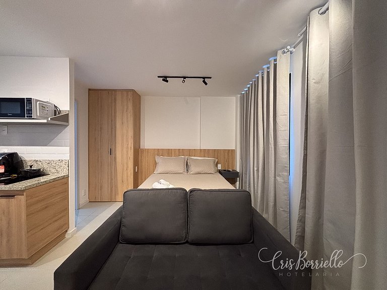 Estudio moderno com piscina e vista