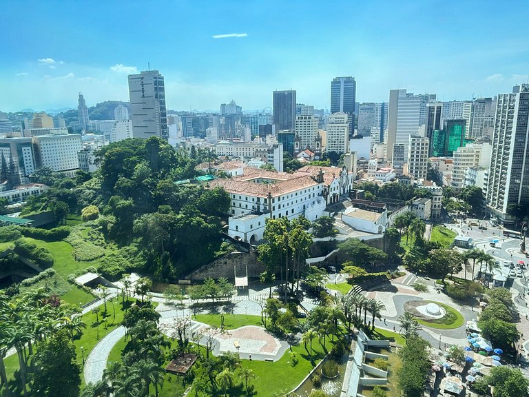 Estúdio minimalista localizado no centro da cidade
