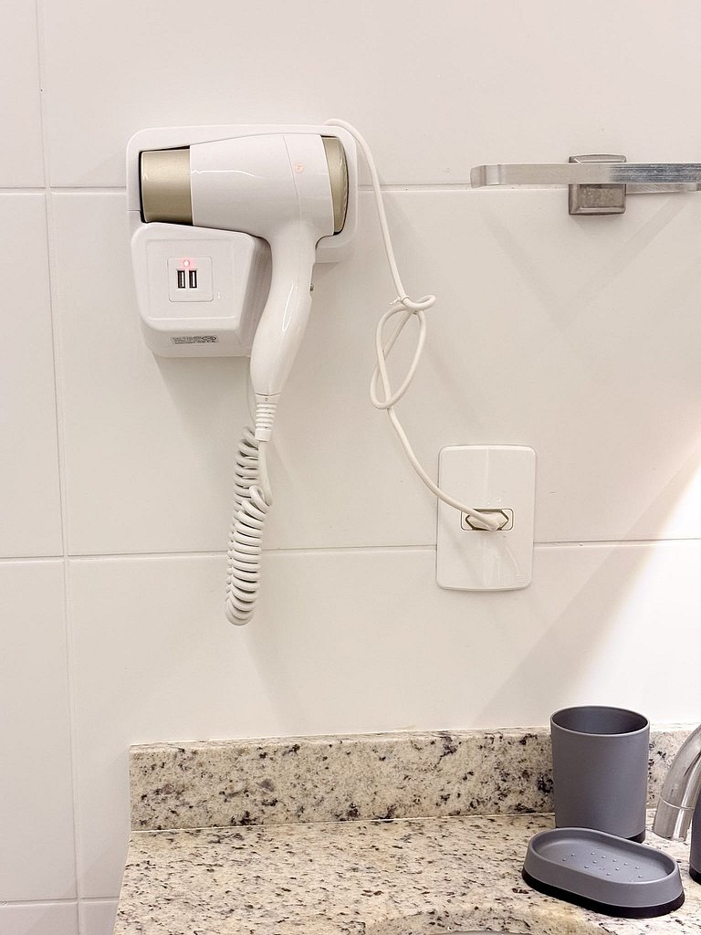 Estúdio com piscina borda infinita